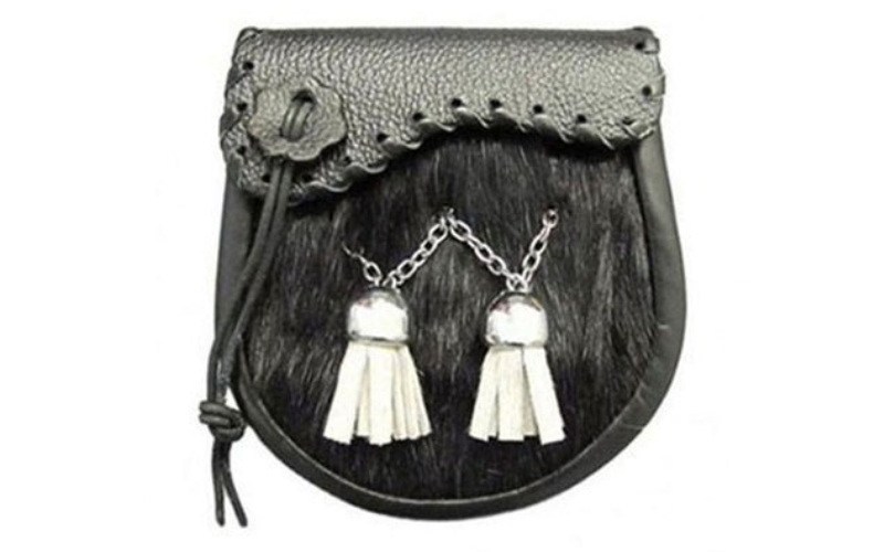 What is the design of Black Cowhide Sporran with Shaped Flap & Tassels